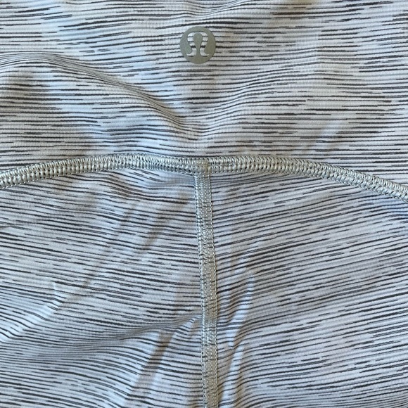 Lululemon capris size 6 - Picture 3 of 4